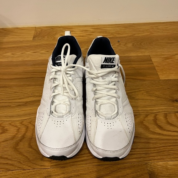 Barely used Nike sneakers 🤍 - Picture 4 of 7